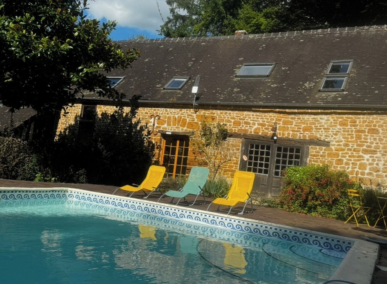 Una piscina al aire libre, una piscina climatizada