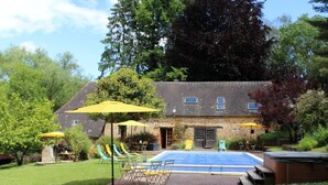 A stone house with a swimming pool, outdoor seating, and a hot tub. - Cottage with shared swimming pool, hot tub, fishing, tennis, UK TV and Wi-F (Guerquesalles)