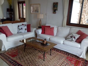 Smart TV, DVD player, books, stereo - Villa with fantastic views, Free Car and Internet (Pissouri)