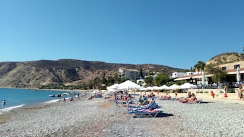 NĂ€ra stranden, solstolar och strandhanddukar