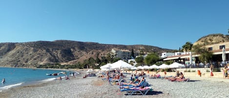 Una spiaggia nelle vicinanze, lettini da mare, teli da spiaggia