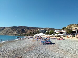 Nær stranden, solsenger og strandhåndklær