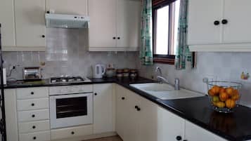 KĂŒhlschrank, Mikrowelle, Ofen, Herdplatte