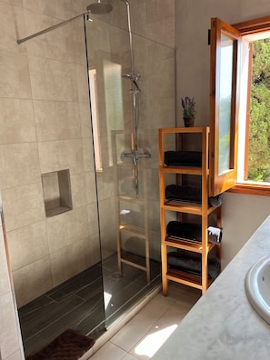 Douche, sĂšche-cheveux, serviettes fournies, savon