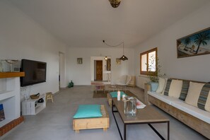 Smart-TV, peis, bordtennis og stereoanlegg