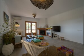 Smart-TV, Kamin, Tischtennisplatte, Stereoanlage