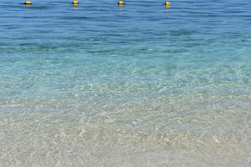 Bungalow - Feet in the water