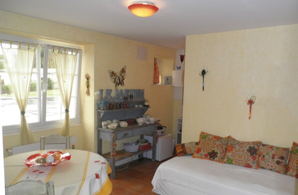 1 habitación, tabla de planchar con plancha, wifi gratis y ropa de cama 