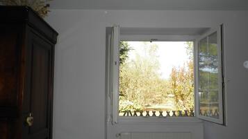 1 slaapkamer, een strijkplank/strijkijzer, gratis wifi, beddengoed