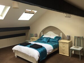 2 habitaciones, tabla de planchar con plancha, internet y ropa de cama
