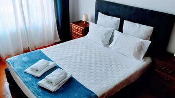 3 bedrooms, desk, iron/ironing board, internet