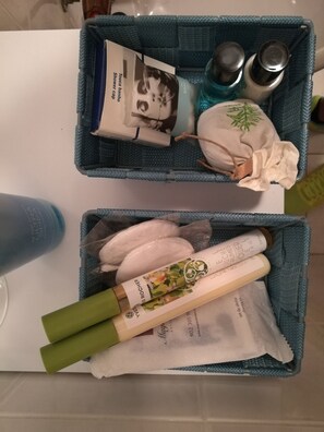 Kostenlose Toilettenartikel, Haartrockner, Hausschuhe, Handtücher