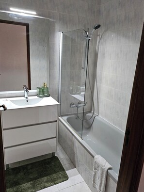 Free toiletries, hair dryer, slippers, towels - Lucinda's House. Welcome (BRAGA)