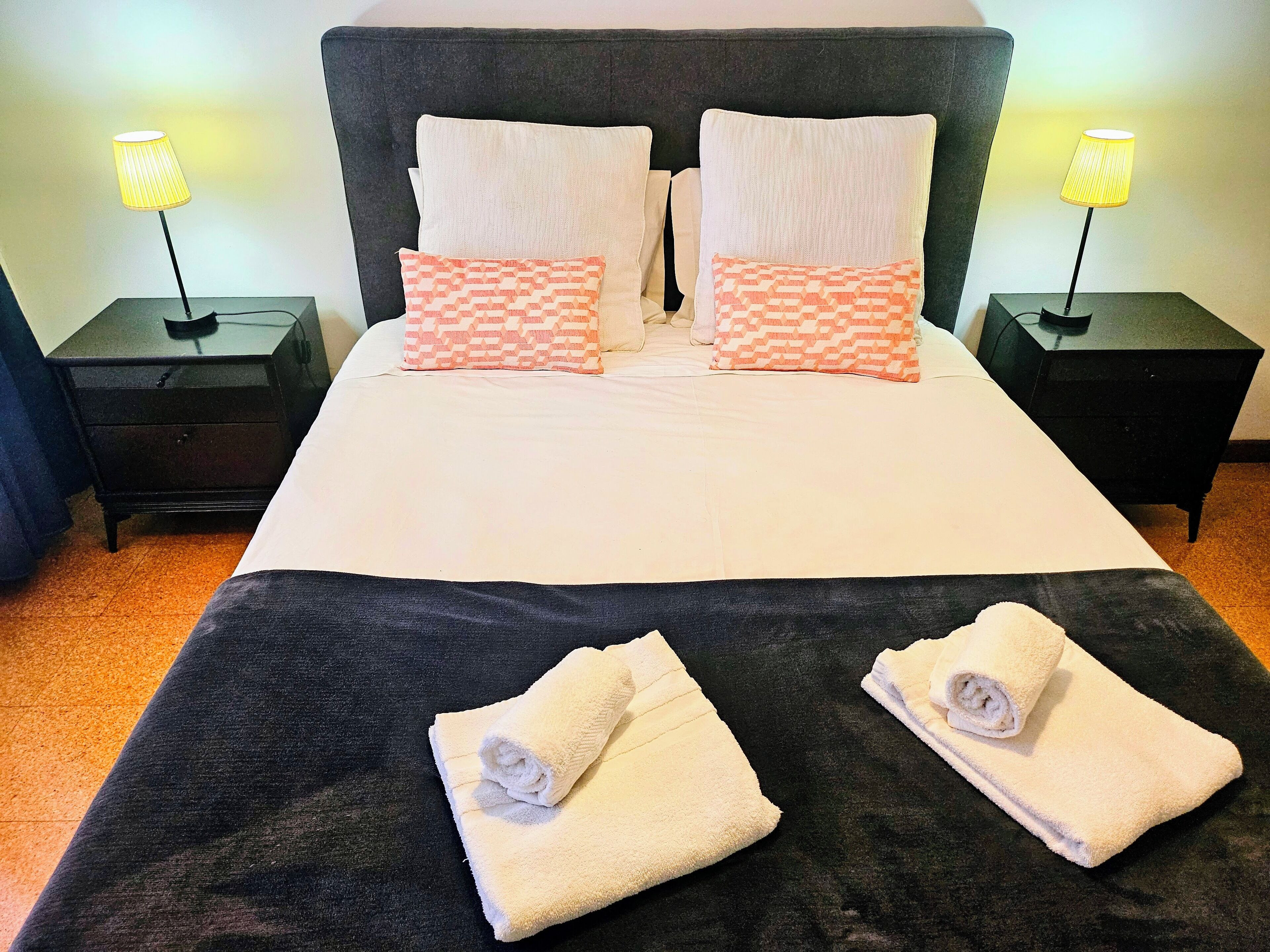 3 soveværelser, skrivebord, strygejern/strygebræt, internetforbindelse