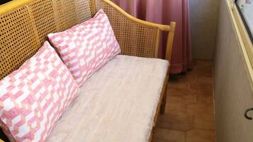 3 bedrooms, desk, iron/ironing board, internet