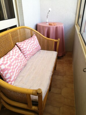 3 bedrooms, desk, iron/ironing board, internet
