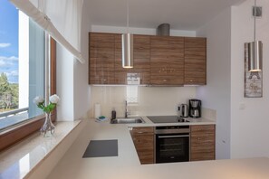 Kühlschrank, Ofen, Herdplatte, Wasserkocher mit Kaffee-/Teezubehör