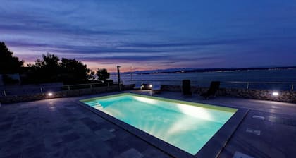 Villa para 6 personas, frente al mar, piscina, terraza grande
