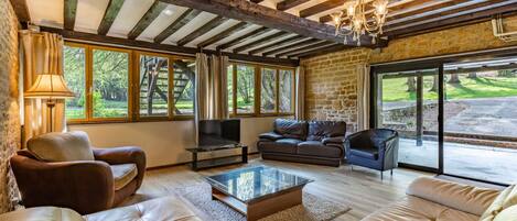 Télévision, baby-foot, table de tennis de table, livres