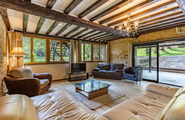 TV, foosball, table tennis, books - Les Bambous – House for a minimum of 8-9 people (Guerquesalles)