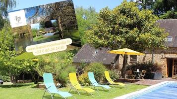 Una piscina al aire libre, una piscina climatizada