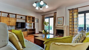 TV, fireplace - Quinta do Romão (Quarteira)