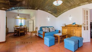 TV, fireplace - Quinta do Romão (Quarteira)