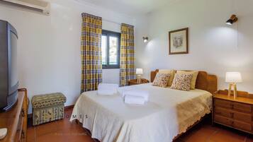 4 bedrooms, iron/ironing board, free WiFi, bed sheets