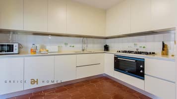 ثلاجة، ميكروويف، فرن، غسالة أطباق