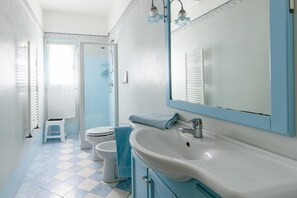 Douche, sèche-cheveux, bidet, serviettes fournies