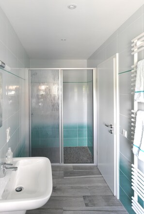 Shower, hair dryer, towels, soap -  Holiday house between large Goitzschesee and Mühlfeldsee (Löbnitz)
