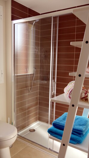 Dusche, Haartrockner, Handtücher, Seife