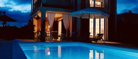 Piscina all'aperto, lettini