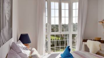 2 dormitorios, escritorio, tabla de planchar con plancha y cuna de viaje