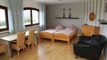 2 bedrooms, desk, WiFi, bed sheets