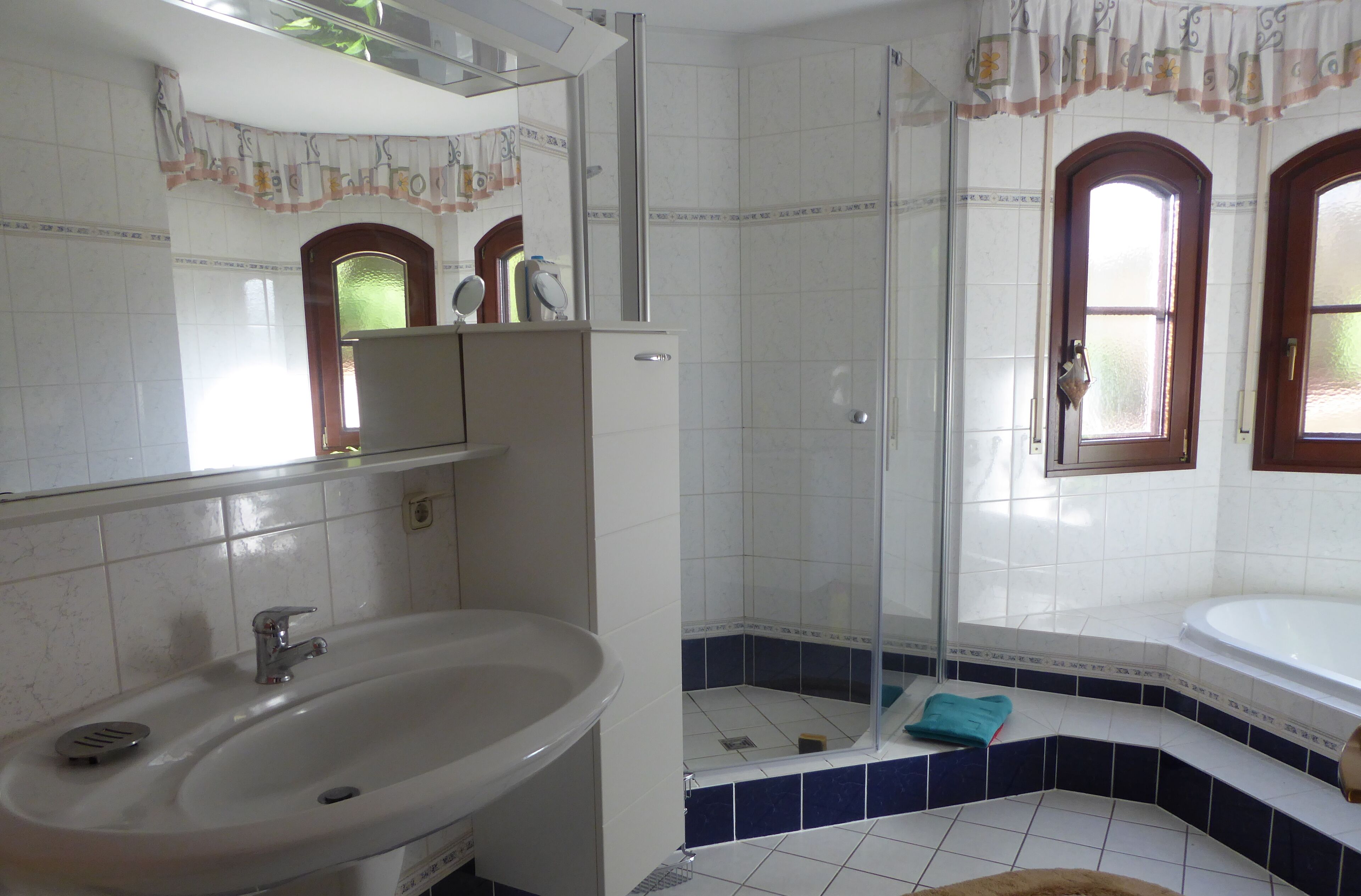 Badewanne, Haartrockner, Handtücher, Toilettenpapier