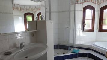 Badewanne, Haartrockner, Handtücher, Toilettenpapier
