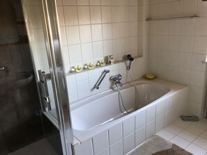Baignoire, séchoir à cheveux, serviettes fournies, papier de toilette