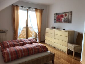 2 slaapkamers, een bureau, een strijkplank/strijkijzer, reisbedje