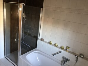 Badewanne, Haartrockner, Handtücher, Toilettenpapier