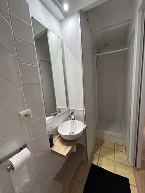 Shower, hair dryer, towels, shampoo - Collioure plage, Air-conditioned, Independent entrance (Collioure)
