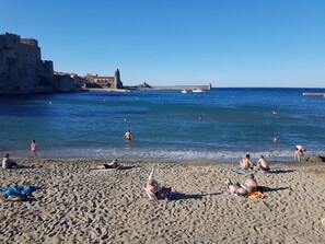 On the beach - Renovated apartment 50m from the beach, Self-contained entrance, Air-conditioned. (Collioure)