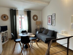 TV, books - Collioure plage, Air-conditioned, Independent entrance (Collioure)