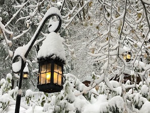 A snow-covered outdoor area with a traditional lantern-style light fixture. - Burnt Mill Canyon Cottage, "Just for 2", Gorgeous - Romantic - Immaculate - A/C (Lake Arrowhead)