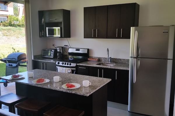 Køleskab, mikrobølgeovn, ovn, kogeplade