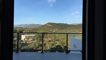 Une pièce dotée d’une grande fenêtre donnant sur un paysage montagneux.