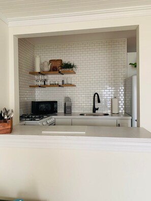 ثلاجة، ميكروويف، فرن، موقد طهي مسطح