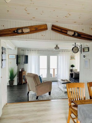 Télévision, cheminée, espaces bureaux