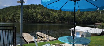 Stylish Lakefront Home - Discounted Last Minute Getaway for the Holidays