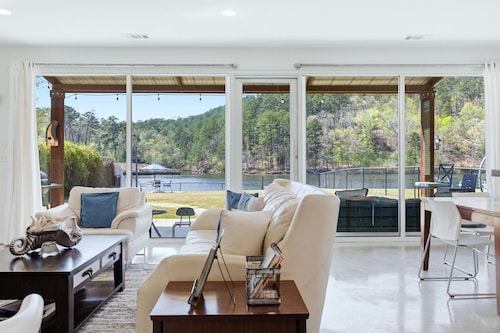 Tarvitsetko GETAWAY BREAK LAKE! Luxury ranta kotiin heinäkuu päivämäärät täyttämällä!